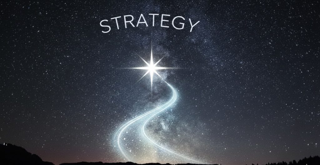 Ein nächtliches Landschaftsbild mit einem dichten Sternenhimmel. In der oberen Mitte steht in weißen Großbuchstaben das Wort "STRATEGY". Direkt darunter verläuft eine geschwungene, helle Lichtspur, die auf einen besonders hellen Stern in der Mitte zusteuert.